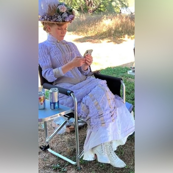 Stuart Weitzman Vintage leather booties, cream, 2.5”kitten heel, size 10 narrow - Picture 13 of 13